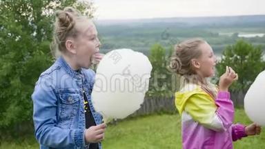 十几岁的女孩在自然公园散步时吃着甜棉花的肖像。