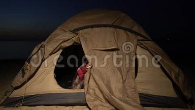 冻僵的女人坐在帐篷里，难民营里的住宿条件不好，不健康