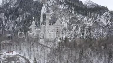 德国德茨兰巴伐利亚皇家<strong>城堡</strong>Neuschwanstein的空中<strong>视频</strong>。 著名的巴伐利亚地区在冬天的标志，