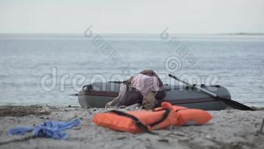 无意识女孩躺在靠近海滩的船上，溺水游泳者，沉船受害者