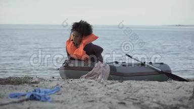 穿着救生衣的少女下船，难民在海难中幸存