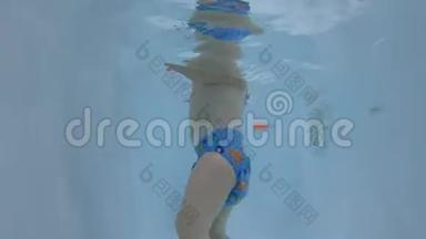 快乐的宝宝在<strong>游泳</strong>池的水下潜水.. 宝贝<strong>学习游泳</strong>。 未编辑的水下录像。
