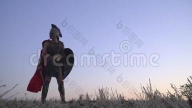罗马军团身穿铠甲头盔，手持宝剑和盾牌，黎明前站在战场上