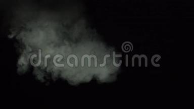 大气烟雾雾效应。 雾霾背景。 抽象烟雾云。 黑色背景下缓慢运动的烟雾。 白色