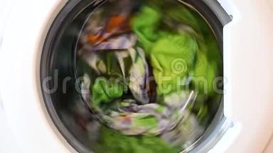 用干净的彩色衣服在洗衣机上特写，烘干洗衣服。