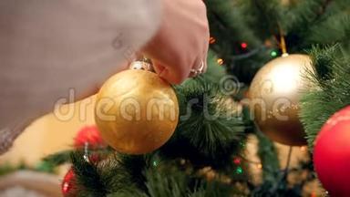 穿毛衣的年轻女人用球和球装饰<strong>圣诞树</strong>的<strong>视频</strong>。 冬天的完美镜头