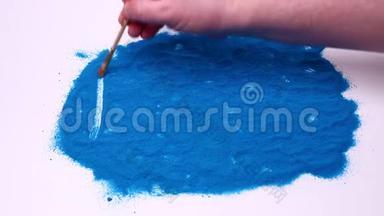 人手写字短语跟随我们在蓝色的艺术沙滩上。 在白色背景下拍摄的录像。