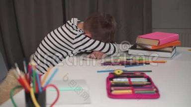 一个白人男孩睡在练习本上的肖像。 小学生在家做作业后<strong>很累</strong>。 可爱的孩子