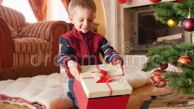 4k视频快乐微笑的小男孩从圣诞礼品<strong>盒盖</strong>上取下玩具火车