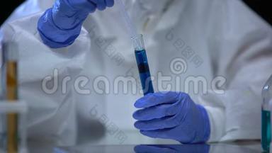 有毒实验室科学家检验蓝色电离辐射液体危险样品