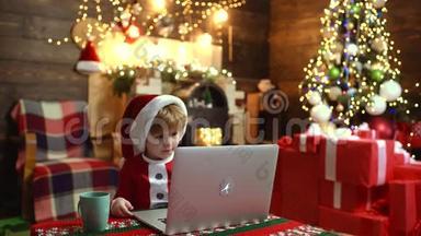 冬天的圣诞情感。 圣诞小孩。 家庭圣诞气氛。 网上商店，网上商店的圣诞节折扣。