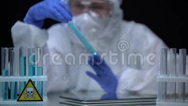 实验室工作人员检查带有毒物的试管，以确定<strong>沉积</strong>物、溶解过程