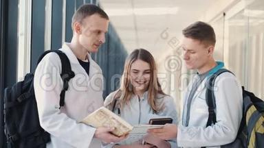 带着书和包的医学生正在现代大厅里讨论一些事情