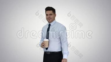 商人带着带走的咖啡，微笑着在<strong>渐变</strong>背景上拍摄。