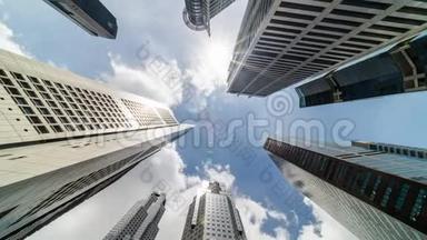 新加坡商业区摩天<strong>大</strong>楼的时间推移。 晴天的天空上有云。 低角度<strong>视角</strong>，放<strong>大</strong>