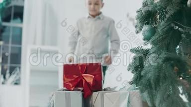 在豪宅的圣诞树附近送礼物的特写青年。