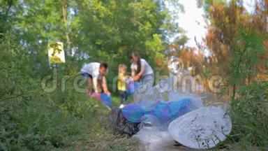 生态灾难，年轻的志愿者家庭带着小孩，在没有重点的时候把垃圾收集到垃圾袋里