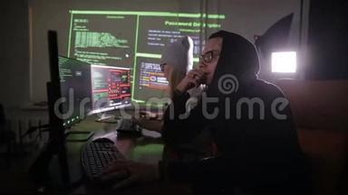 <strong>黑客</strong>团队，<strong>黑客</strong>电脑，在黑暗的房间里工作。