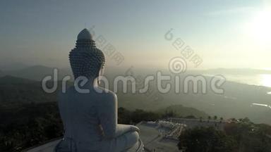 空中观景无人机拍摄<strong>大佛</strong>像在泰国普吉岛的高山上。