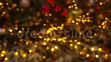 晚上关上<strong>圣诞树</strong>上闪闪发光的灯。 新年杉树，<strong>装饰</strong>和照明。 <strong>圣诞树</strong>