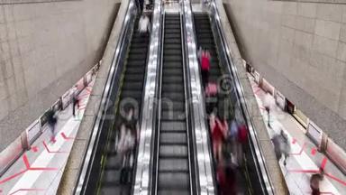 4新加坡捷运<strong>地铁地铁</strong>站亚洲人步行和使用自动扶梯的时间推移。 公共交通