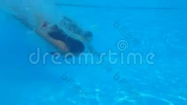 在暑假期间，身材<strong>修长</strong>、身材优美的女朋友在清澈的蓝色游泳池里跳着身体，在水下游泳。