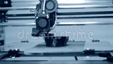 3D打印机工作。 熔融沉积模型，FDM。 3D型打印机