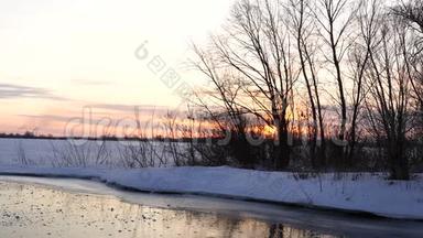 冬天的风景——阳光明媚的早晨，白雪覆盖的森林里结满了霜冻的树木.. 在夕阳下平静的冬日自然