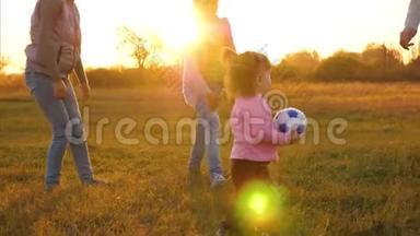 <strong>一家人</strong>在日落时`孩子们在公园里打球。 妈妈和小<strong>女儿</strong>在舞会上玩。 慢慢