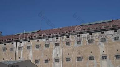 监狱建筑的全景，带有金属栏杆的牢房窗户