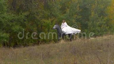 穿着白色衣服的年轻女子骑着马在木头附近