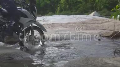 骑摩托车的摩托车在<strong>山区河流</strong>热带景观。 在岩石上驾驶摩托车的游客
