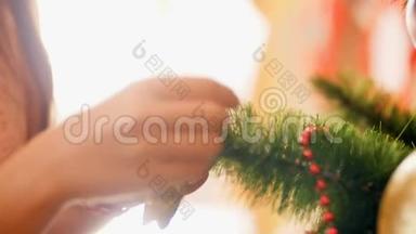 年轻女子准备新年和用球装饰圣诞树的视频。 鲍布和玩具。 家庭