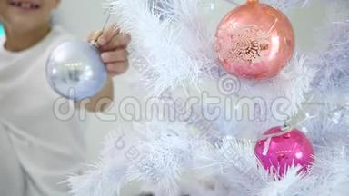 <strong>银色</strong>的圣诞树，最前面有，背景上有模糊的挂在<strong>银色</strong>的玻璃球上