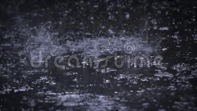 大雨倾盆，大雨倾盆，玻璃后面的暴雨。