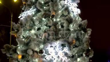 特写视频，发光和闪烁的彩色LED灯在圣诞树上燃烧的壁炉在晚上。 完美完美完美