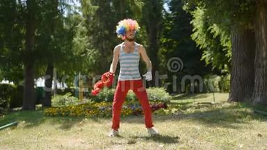 哑剧练习，在公园里做运动.. 小丑展示了他如何用围巾训练的草图
