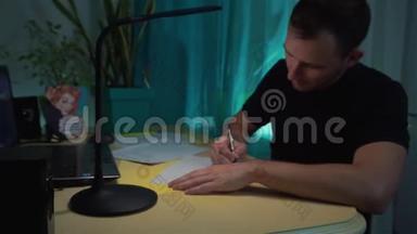 粉刺男想写什么，写在纸上的信里，坐在桌子旁，手里拿着笔