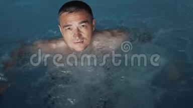 一个人在<strong>热水浴缸</strong>里放松。 概念：水疗、身体按摩、游泳池