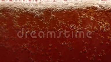 红色背景上的气泡闪闪发光，在一杯冷可乐里的气泡无缝地上升