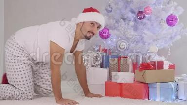 古怪的父亲晚上偷偷溜到圣诞树上，打开礼物，从里面拿出一颗糖果，吃了它，没有人注意到它