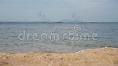 <strong>热带</strong>海滩，阳光明媚的一天，夏天有白色的沙子和蓝色的大海。 海边的宁静<strong>风光</strong>，沙滩上的泡沫