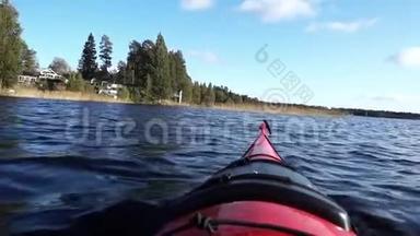 动作镜头：在夏天的斯堪的纳维亚湖上缓慢划桨，朝着稀有的青草前进，斯托克斯乔，乌梅，瓦斯特伯顿，瑞典