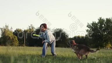 那只狗正从那个女人的背上跳下来`想抓住飞盘。