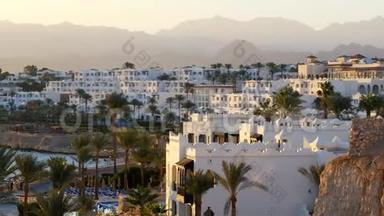 豪华度假<strong>酒店</strong>公寓<strong>全景</strong>，阳台和棕榈靠近海滩。 背景是山脉。 美丽美丽