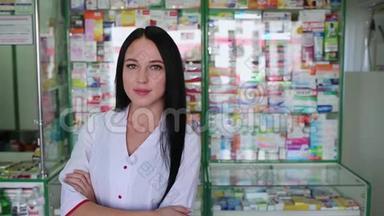 一位美丽的黑发女子，在一家药店橱窗的背景下摆姿势当药剂师