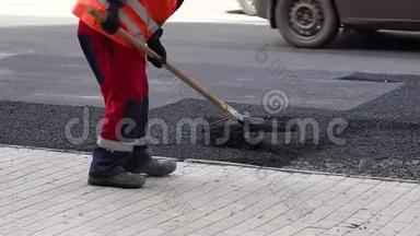 工人在道路施工现场平整新鲜<strong>沥青</strong>。 道路工程。