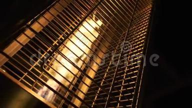 煤气加热器站在阳台上，打开舒适的火。 温暖和舒适。 街道<strong>燃气</strong>加热器火焰