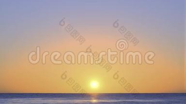 太阳从海面升起。 橙色的日出和波浪。 黄色炎热的天空覆盖着岛上的海滩。 阳光。 反思