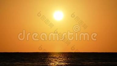 海滩上的橙色日出。 红色的天空，黄色的太阳和令人惊叹的大海。 夏日晚霞海景.. 红海海滩